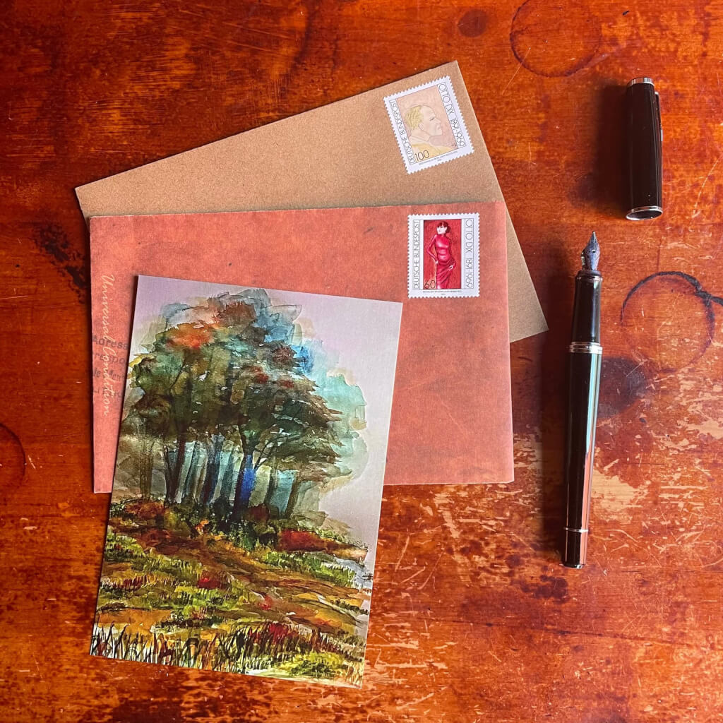 Kunstpostkarte auf einem Briefumschlag, Motiv ist ein Wald