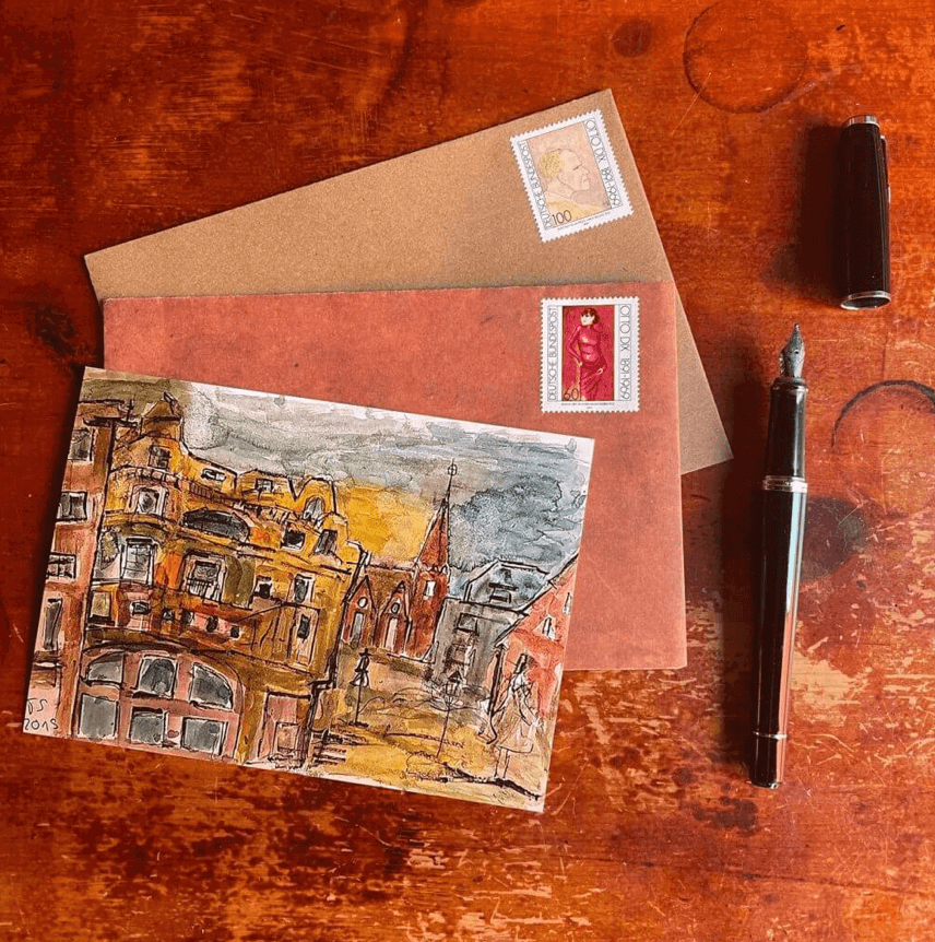 Kunstpostkarte auf einem Briefumschlag, Motiv ist eine Stadt, Tom Stephan Künstler